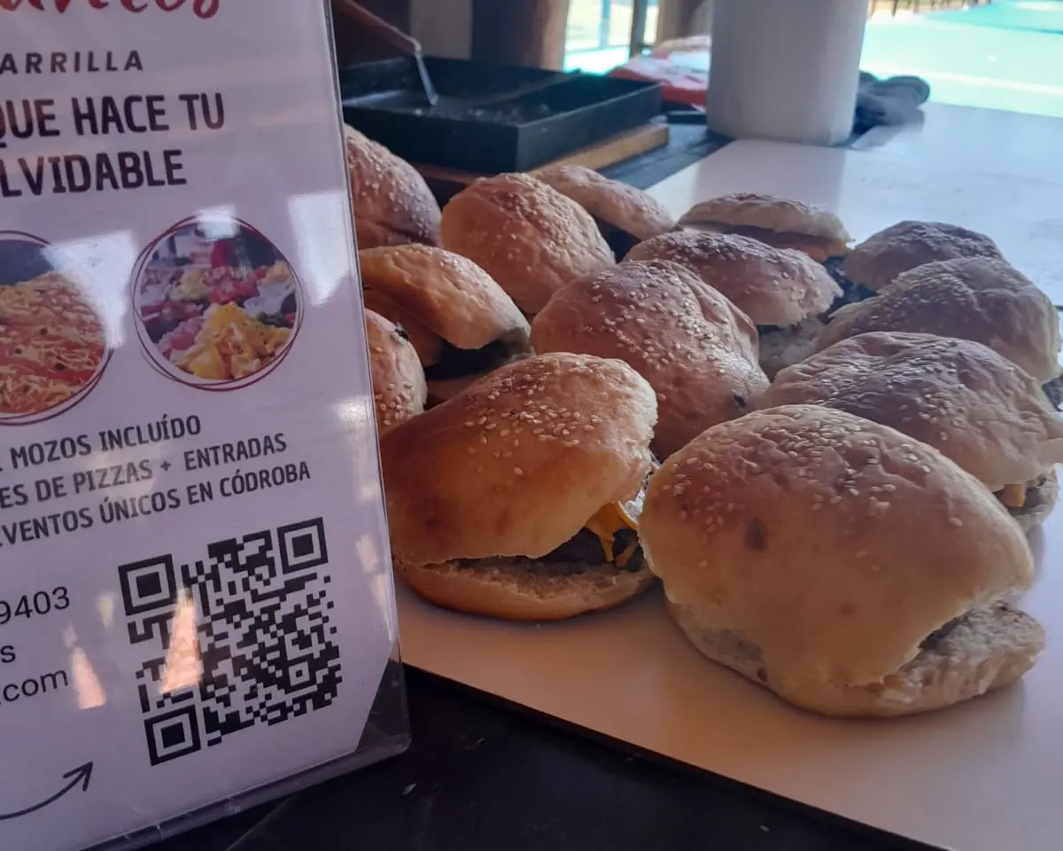 Hamburguesas con papas fritas para catering de eventos en Córdoba